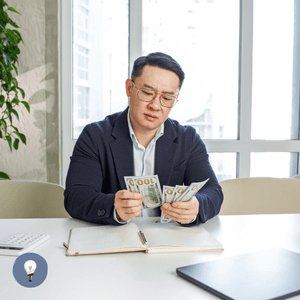 Ug gruenden geld zaehlen low budget ug gruenden mann mit Brille zaehlt Geld